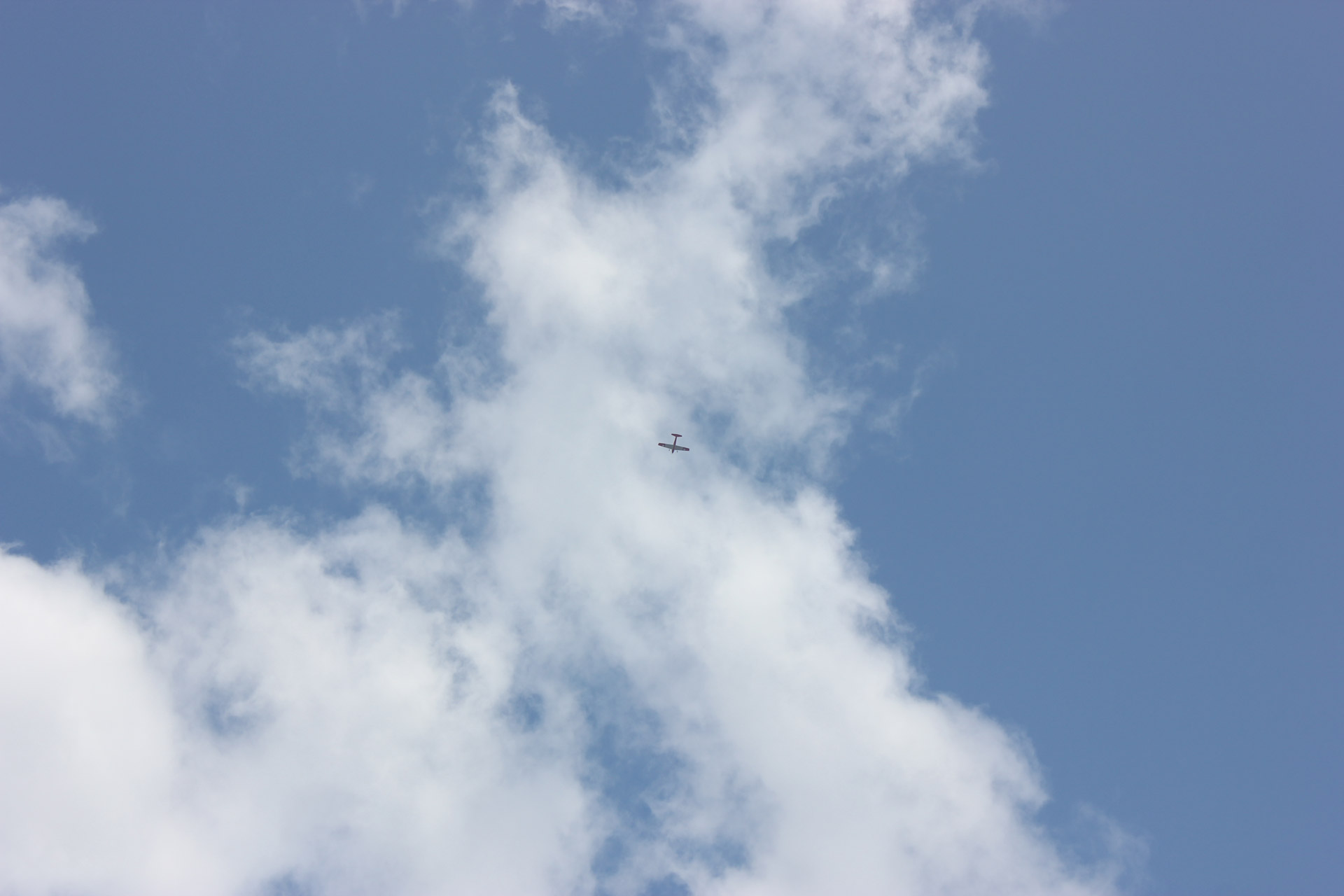 Weiße Wolken Blue Sky kleinen Flugzeug