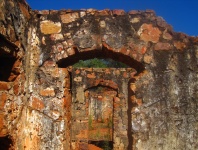 Una serie di porte ad arco nel forte