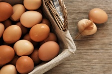 Bruine eieren in een mandje