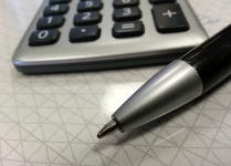 Calcolatrice e penna