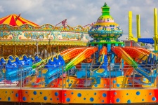 Atracción colorida del parque de atracci