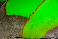 Kolorowe baseny w jaskini