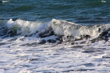 Ondas batendo e espuma do mar