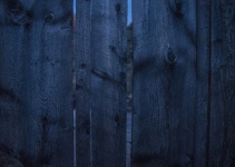 Темно-синий деревянный забор