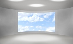 Lege ronde kamer met groot raam