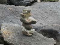 小石は岩の上に休んで