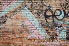 Graffiti na staré cihlové zdi