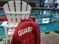 Silla de salvavidas en piscina cubierta