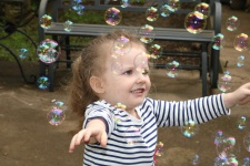 Bambina che gioca con le bolle 2