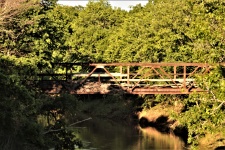 Ponte velha de ferro em todo o riacho