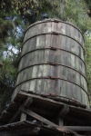 Stary drewniany zbiornik na wodę