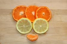 Orange och citronskivor på trä