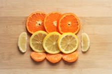 Apelsiner och citroner på skärbräda