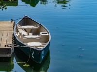 Гребная лодка на озере