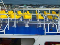 Assentos amarelos e azuis
