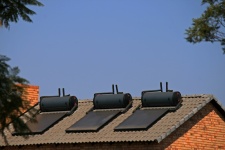 Pannelli solari e geyser sul tetto