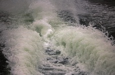 Obudzić wodę morską za łodzią motorową
