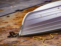 Weißes Boot auf Rusty Dock