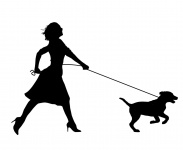 Femeie care se execută cu câine