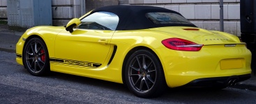 Желтый кабриолет Porsche