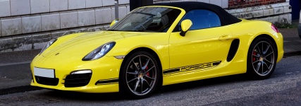Желтый кабриолет Porsche