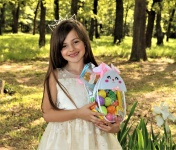 Jeune fille tenant un panier de Pâques
