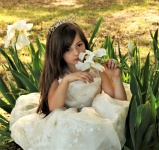 Jeune fille sentant la fleur
