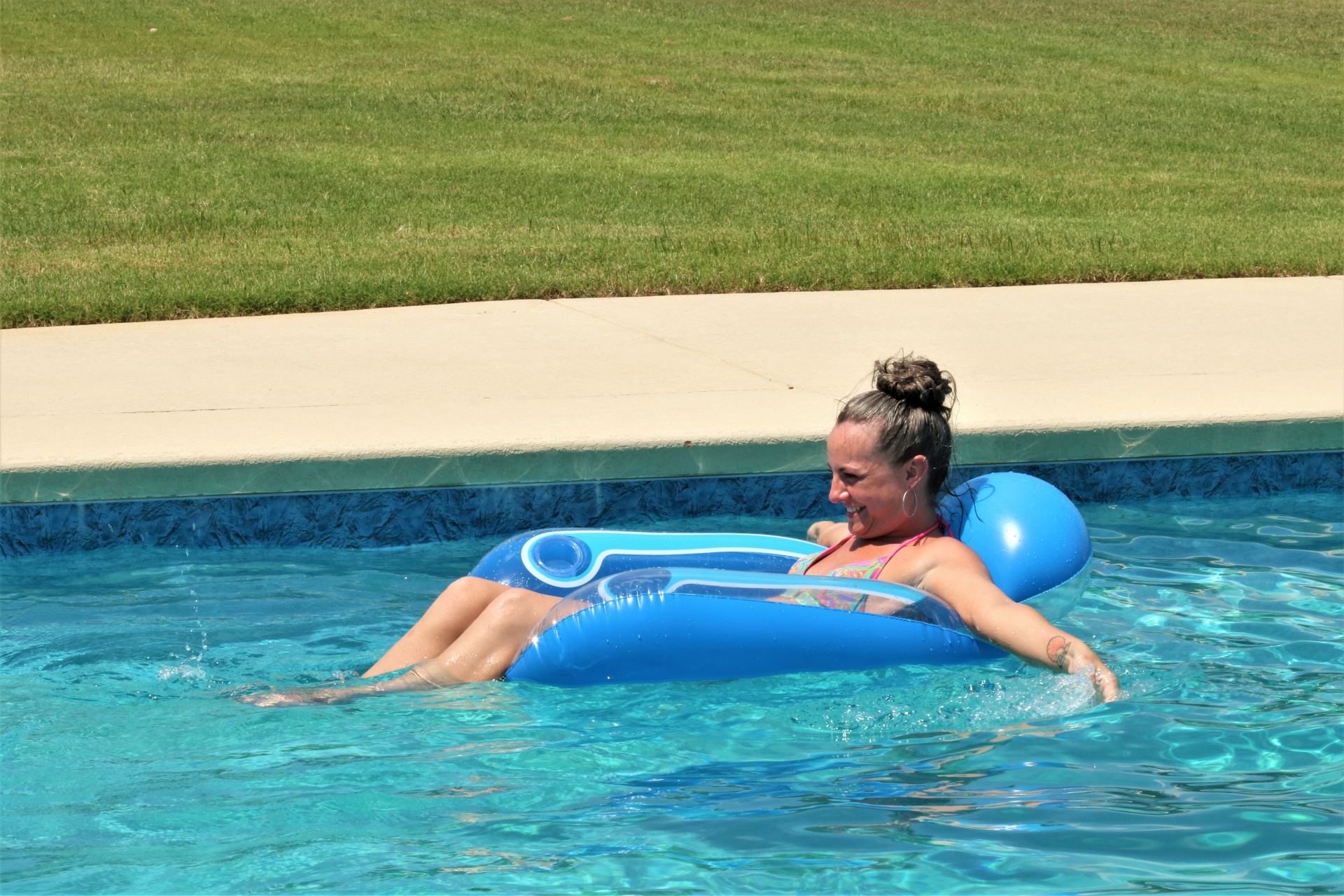 Mujer en piscina flotador