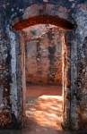 Välvd dörröppning i ett gammalt fort