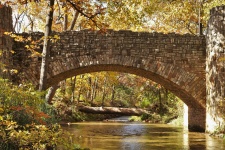 Ponte de pedra em arco no outono