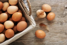Bruine eieren in mand op houten tafel