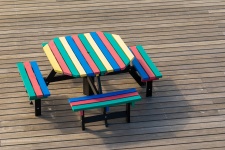 Färgglada picknickbord