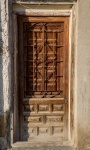 Drzwi i kamienna ściana