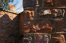 äußere Steinmauern einer alten Festung
