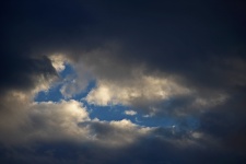 Brecha de cielo azul entre nubes pesadas