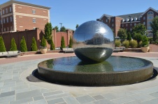 Globe a fontána