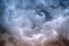 Nori de cer vremea furtunoasă