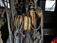 Innenschiffsmast und Seile