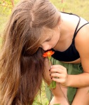 Petite fille sentant la fleur