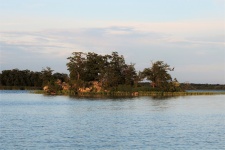 Petite île au lac au coucher du soleil
