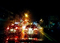 Guida notturna sotto la pioggia