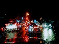 雨の中の夜の運転
