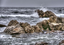 Meereswellen und Felsen