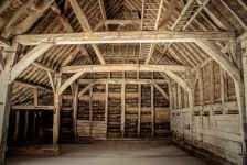 Stare wnętrze stodoły