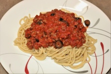 Farfurie cu spaghete și sos de carne