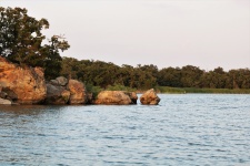Punto rocoso en el lago