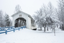 雪に覆われた橋