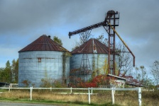 Dos silos de granja en paisaje de otoño
