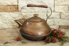 Pot à thé en cuivre vintage sur bois