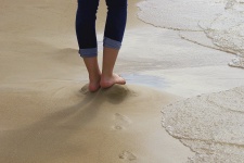 Andar descalço na praia